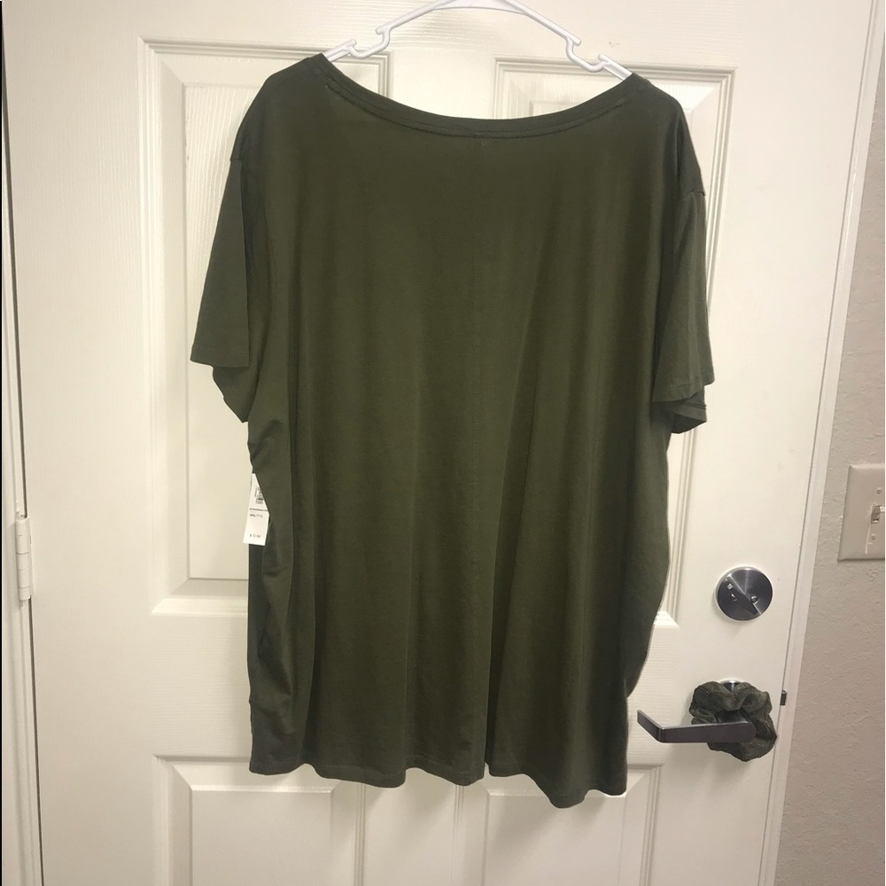 Simple Tee - Picture 3 of 3